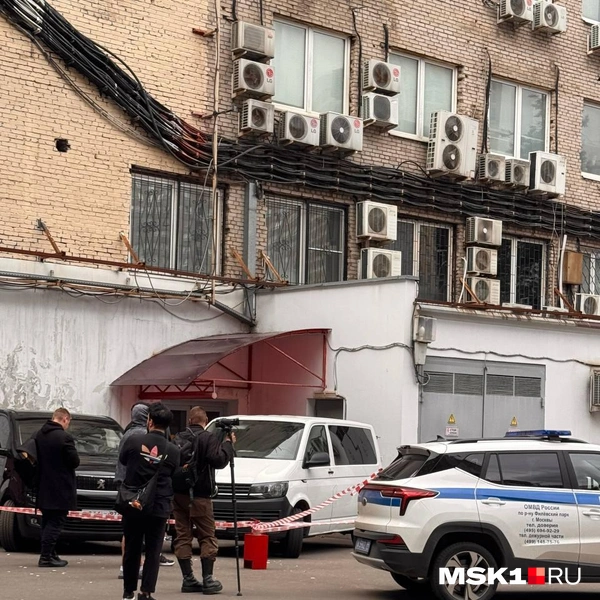 Здание по адресу Багратионский проезд, 7 корпус 1 оцепили силовики. Именно там с вечера 13 августа проходят обыски | Источник: Кристина Геворкян / MSK1.RU