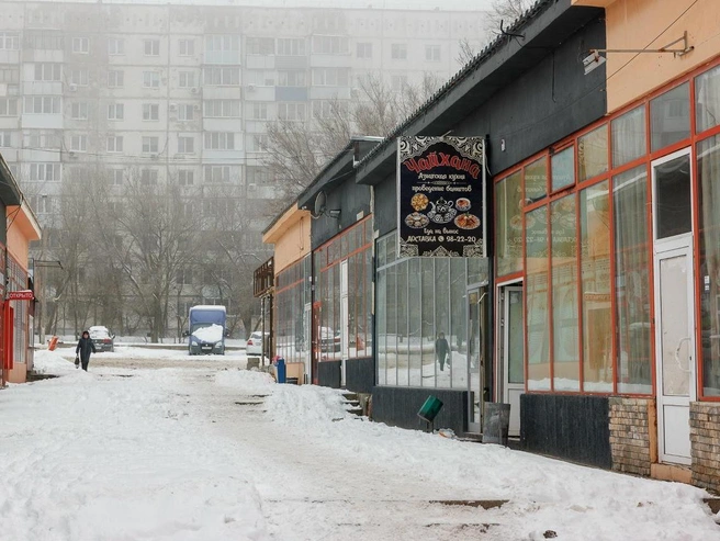 Торговые павильоны, которые когда-то были полны посетителей, теперь пустуют. | Источник: Алексей Волхонский / V1.RU