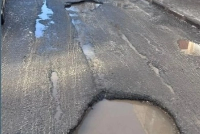 Две машины пробили колеса в яме на улице Емельянова