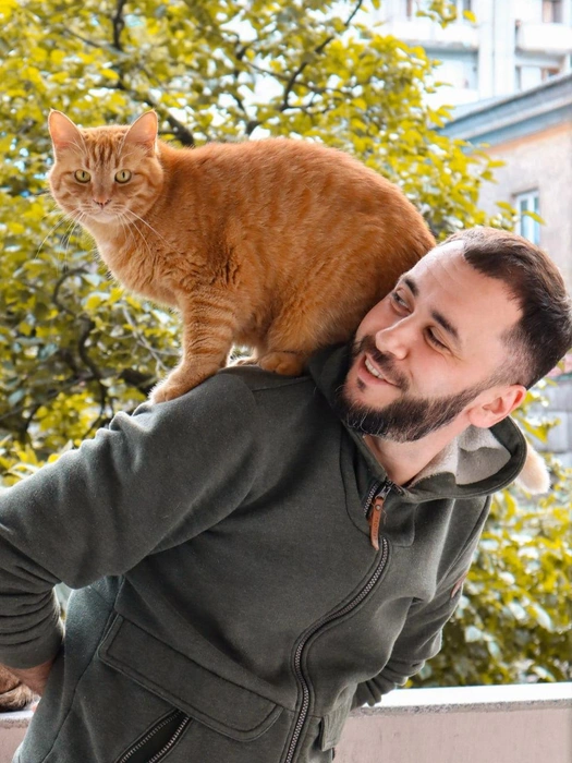 Персик обожает прогулки, но иногда его приходится искать в лесу | Источник: Ангелина Жернакова