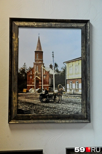 Старая фотография церкви&nbsp;— тогда еще по улицам Перми разъезжали на повозках | Источник: Ирина Тропина / 59.RU