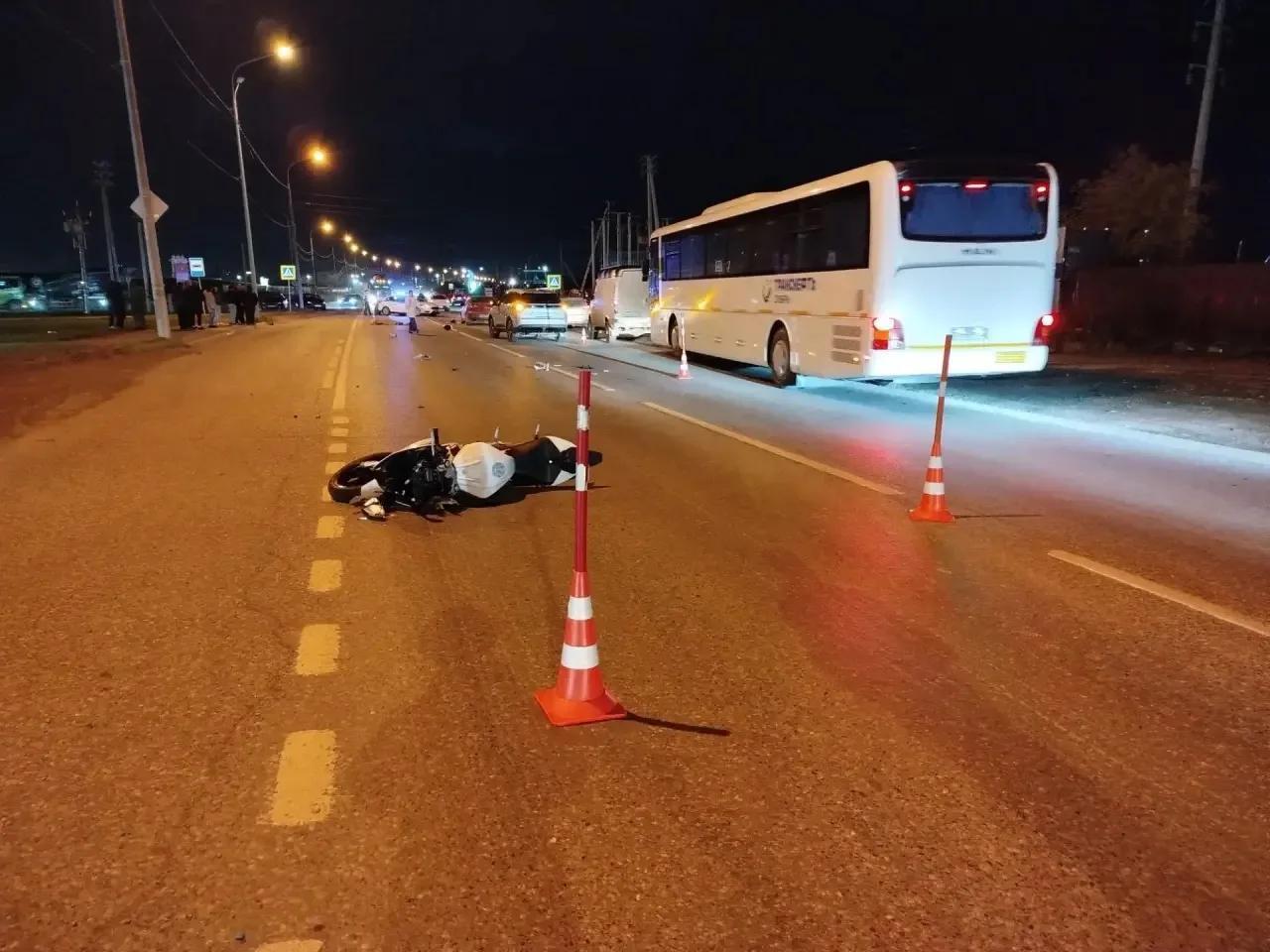 В Тюмени мотоциклист сбил на «зебре» детей и погиб. Момент попал на видео