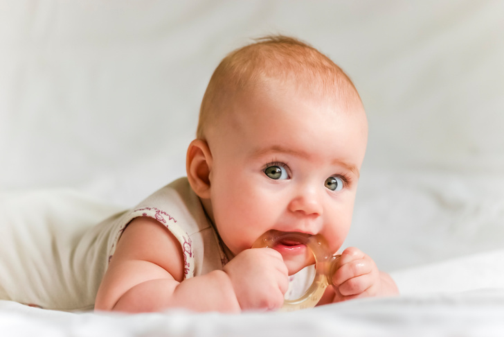 Первые зубы у младенцев во сколько месяцев