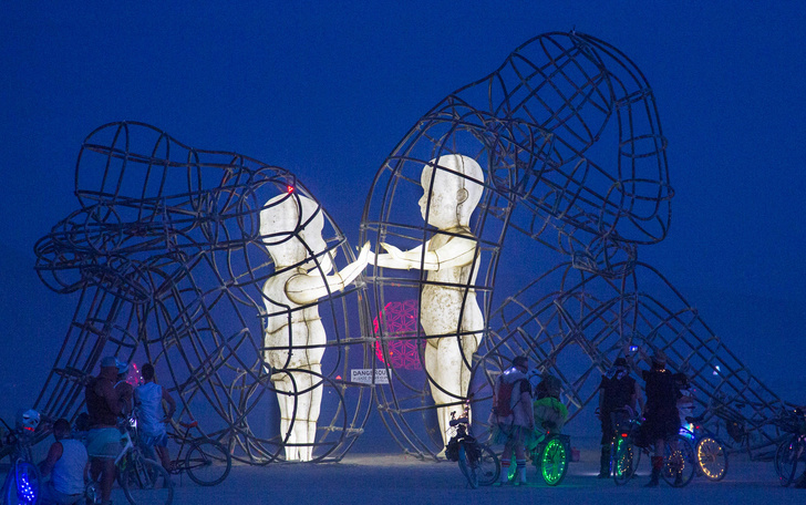 Скульптура «Любовь» Александра Милова.