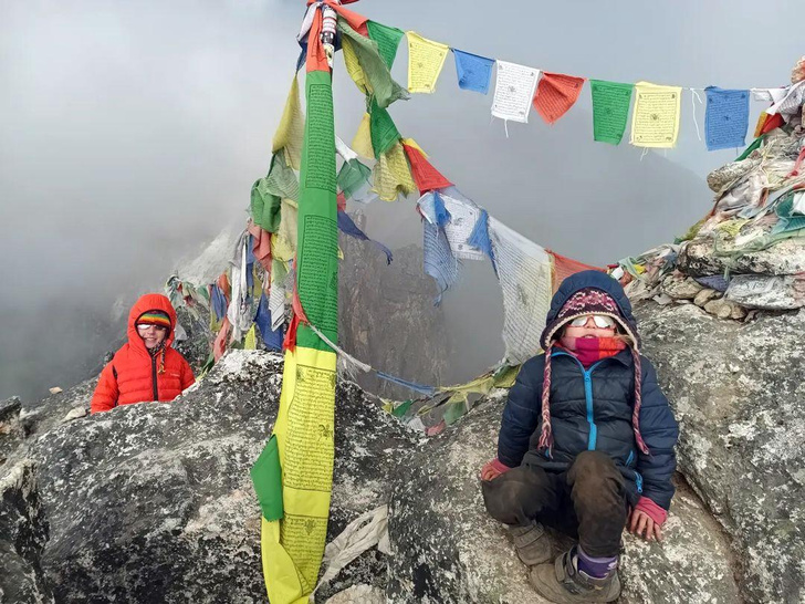 Знакомьтесь, Зара: малышке 4 года, и она дошла до базового лагеря на Эвересте (а это высота 5300 м)