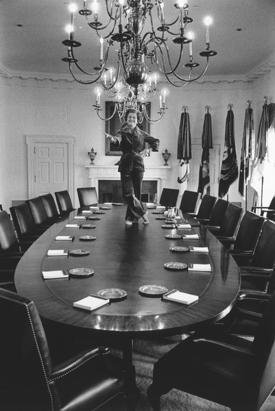 Прощальный танец в Белом доме: как первая леди США сплясала на столе в честь ухода супруга с поста президента