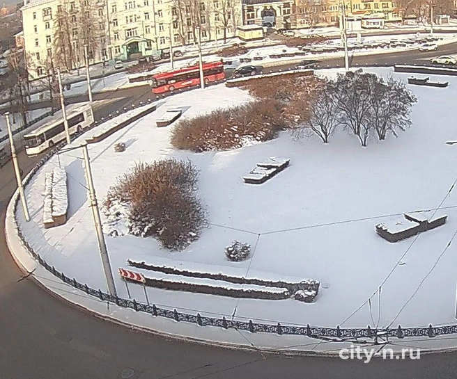 Транспортное средство остановилось, и водитель поднялся на крышу, чтобы восстановить подключение | Источник: City-n.ru