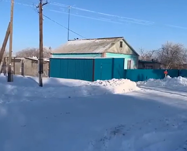 «Закончит жизнь в тюрьме»: соседи описали 14-летнюю девочку и ее парня, зарезавших семью под Омском