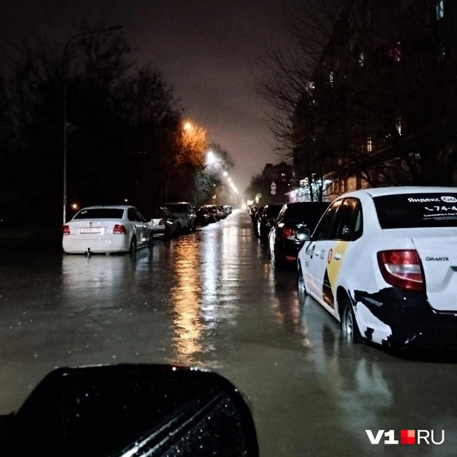Дорогу во дворе Краснооктябрьского района полностью затопило | Источник: читатели V1.RU