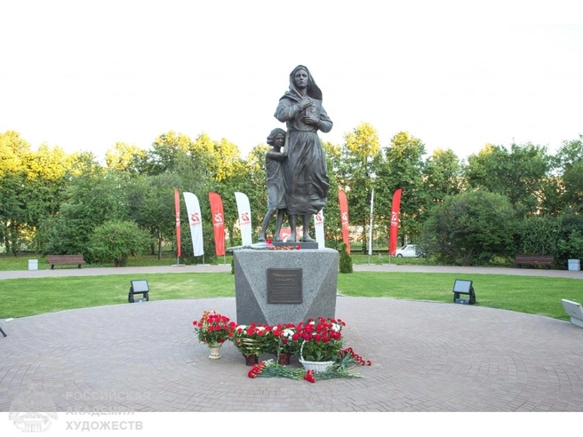 Вид памятника спереди. Женщина, согревающая на груди долгожданное письмо от мужа. К ней прижимается маленькая девочка | Источник: Российская Академия Художеств