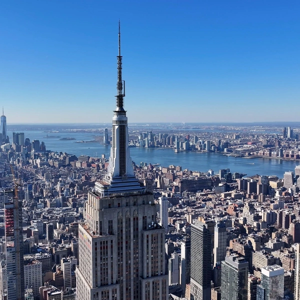 Empire State Building (Нью-Йорк, США) с характерной симметричной и ступенчатой структурой | Источник: ByDroneVideos via Legion Media