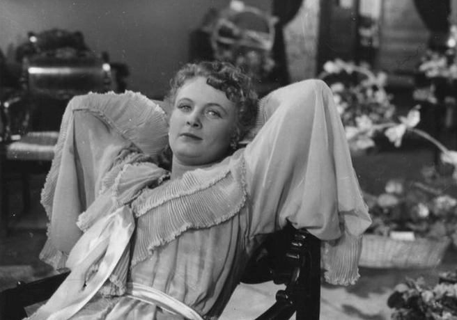 Кискасында мүшесі бар жас әйелдің фотоальбомдары