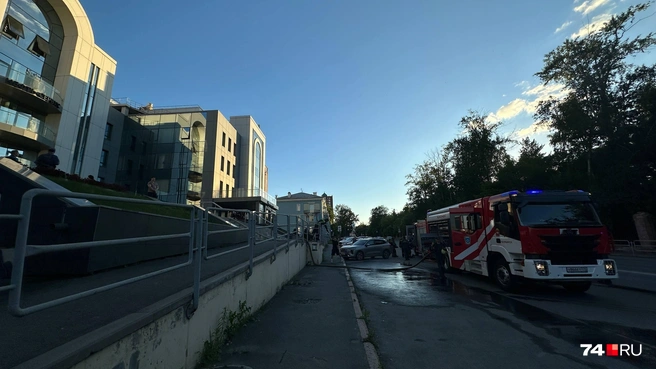 На ЧП приехали четыре пожарные машины | Источник: читатель 74.RU