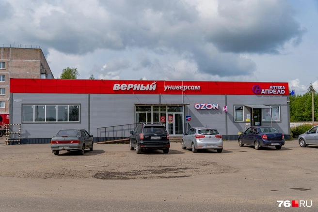 В здании магазина находится аптека. Именно туда побежали очевидцы, чтобы купить перекись водорода и помочь отцу погибшей девочки | Источник: Кирилл Поверинов / 76.RU