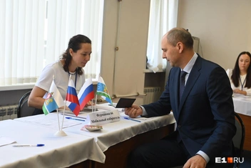 Денис Паслер голосовал в общежитии Горного университета, который окончил 24 года назад | Источник: Дмитрий Емельянов / E1.RU