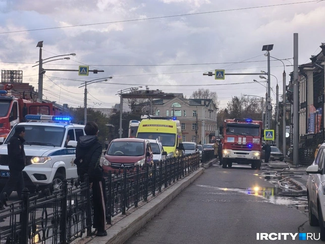 На месте работают скорая, пожарные и полиция | Источник: Алёна Кашпарова / «ИрСити»