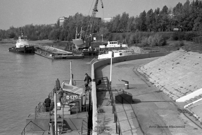 Начало 80-х. Ради снарядов Гражданской войны русло Оми перекрыли — работа не для слабонервных | Источник: Эмилия Мамакина / Pastvu.ru