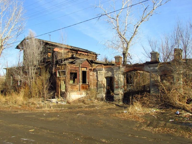 Здание давно перестало быть жилым, после чего подверглось пожарам и пришло в запустение. | Источник: Дмитрий Белоусов / pik174.ru