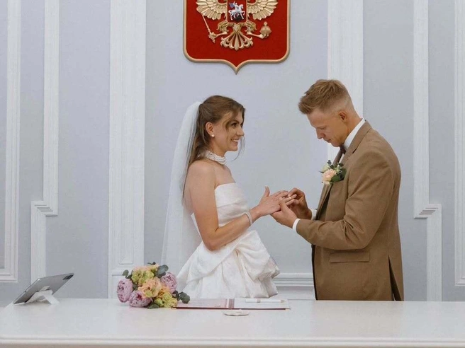 Жемчужное ожерелье дополнило образ | Источник: slivko_viktoria, kirill___bazhin/Instagram (экстремистская организация, деятельность запрещена на территории РФ)