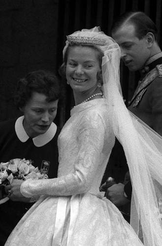 Екатерина, герцогиня КентскаяВ 1961 году состоялась свадьба старшего сына принца Георга Эдварда (сейчас – герцог Кентский). Его супругой стала дочь баронета Ховингамского Екатерина, которая в день торжества предстала перед публикой в фамильной Кентской тиаре, инкрустированной бриллиантами и жемчугом. Происхождение этого украшения до сих пор неизвестно: кто-то считает, что оно принадлежало родителям Марины Кентской, а кто-то – что оно было собственностью Марии Текской. В любом случае с того дня тиара окончательно ушла в руки Екатерины, которая затем передаст ее своим детям.