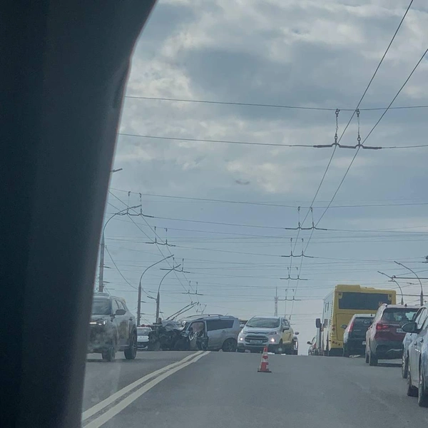 Авария случилась утром 17 апреля на путепроводе у моторного завода | Источник: «Подслушано в Ярославле» / Telеgram