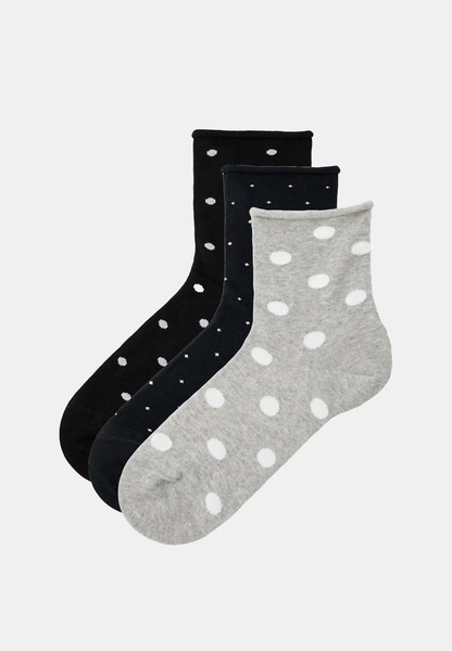 Polka dot остается с нами и этой зимой: где купить «теплый» горошек и как его стилизовать