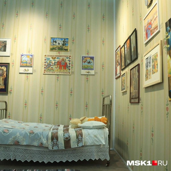 В углу поставили небольшую кроватку | Источник: Дмитрий Толстошеев / MSK1.RU