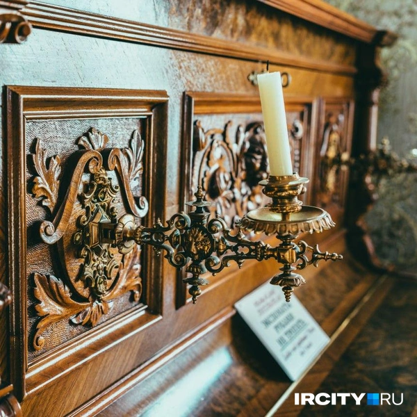 Здесь есть совершенно уникальная и раритетная мебель, музыкальные инструменты | Источник: Алина Ринчино / «ИрСити»