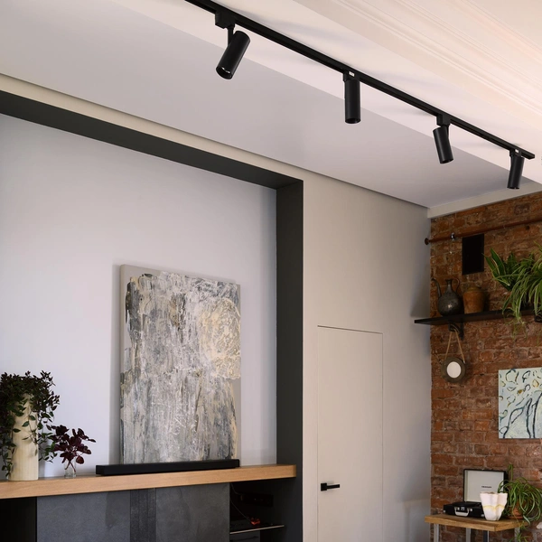 Квартира Евгении Чучариной, основательницы Black Wall Studio, оснащена дровяным камином | Источник: Антон Иванов