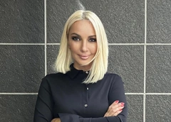 51-летняя Лера Кудрявцева показала фигуру в бикини без прикрас