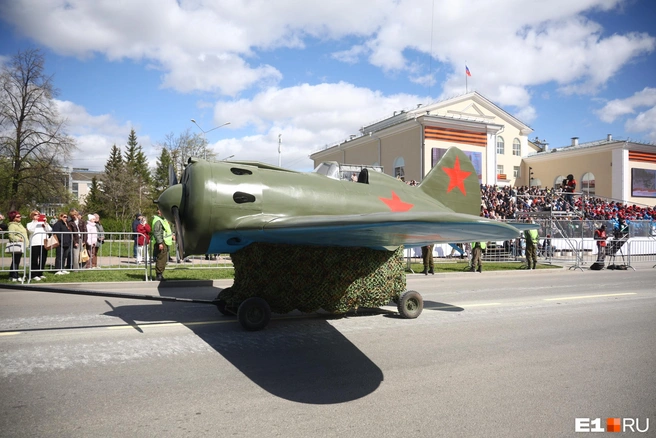 В колонне провезли даже советский истребитель И-16 | Источник: Владислав Лоншаков / E1.RU