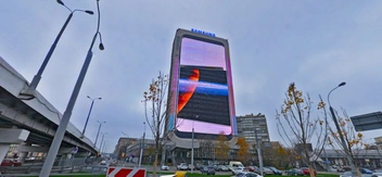Восемь лет на здании рекламировали исключительно продукцию Samsung | Источник: Яндекс Карты