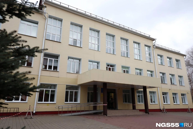 Эту школу считают одной из лучших в городе | Источник: Евгений Софийчук / NGS55.RU