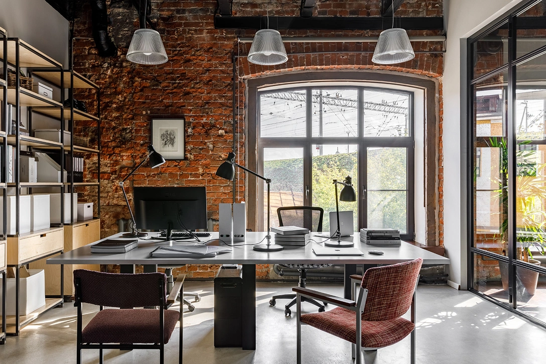 Атмосферный офис дизайн-студии Aiya Design в Москве (фото 0) | Источник: Александр Володин