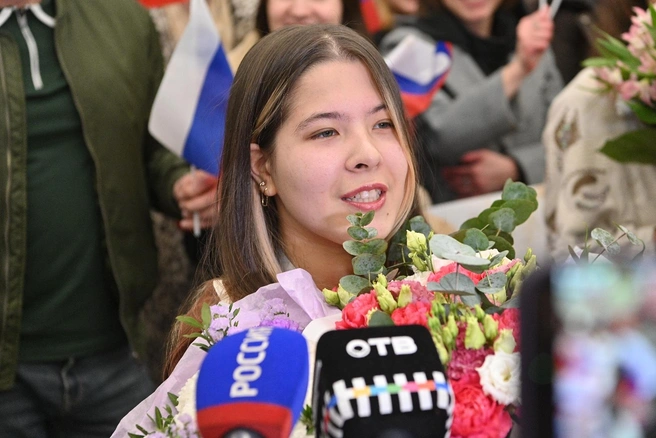 Лею засыпали вопросами и цветами | Источник: Максим Воробьев / Е1.RU
