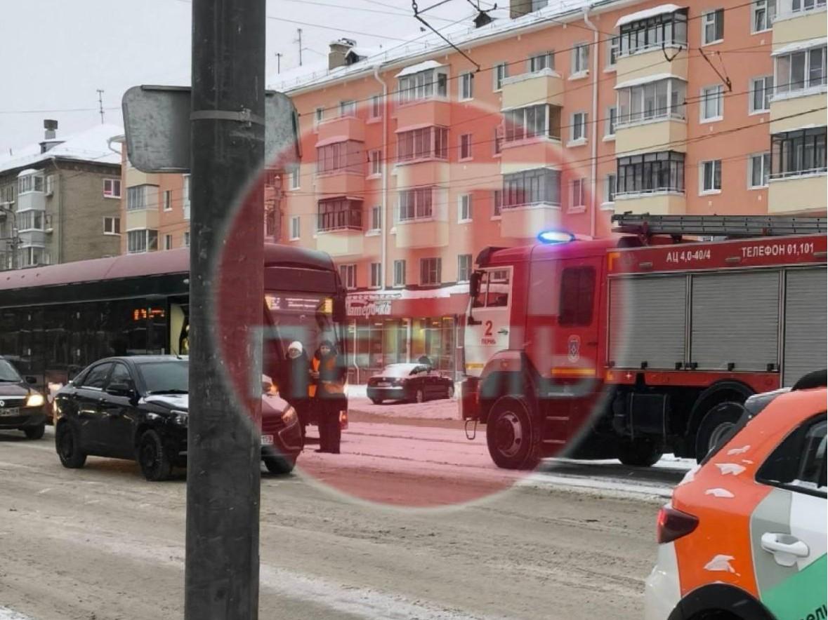 Очевидцы: в Балатово машина сбила подростка, выходившего из трамвая