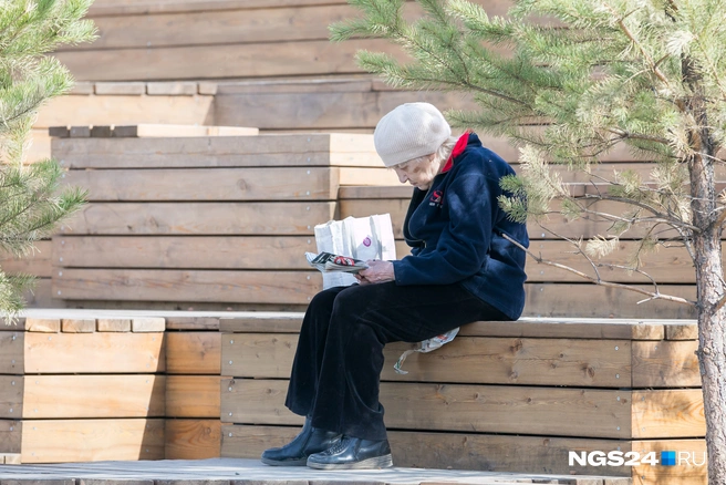 Пожилые люди чаще молодежи соблюдают дистанцию | Источник: Артем Ленц / NGS24.RU