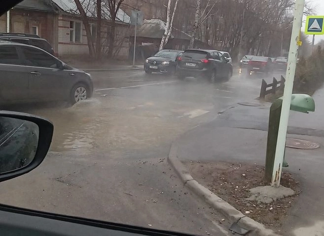 Улицу Ленинского Комсомола затопило из-за прорыва трубы | ya62.ru