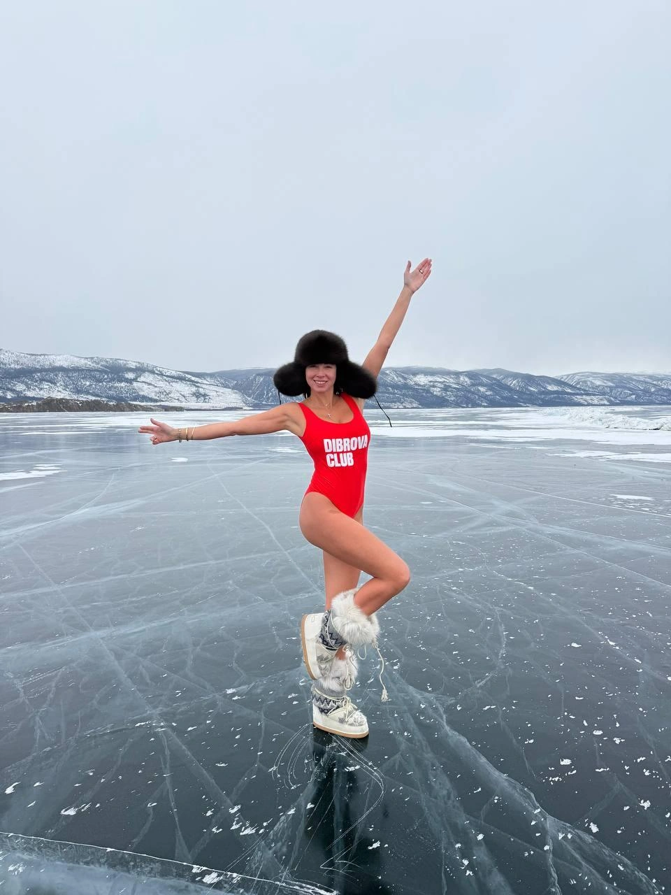 В клуб Полины Дибровой, который она организовала для соседок по Рублевке, входила и ее подруга Елена Товстик. В клубе проходили тематические встречи, лекции, а также участницы часто отправлялись в путешествия. Например, на озеро Байкал | Источник: POLINA DIBROVA / T.me