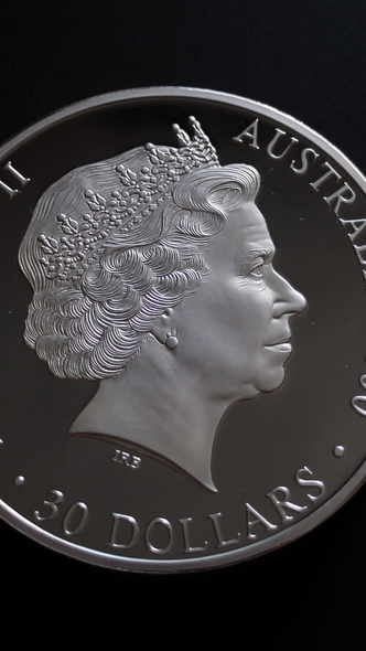 Лишили привилегии: почему на монетах Елизавета II была в короне, а король Карл — нет?