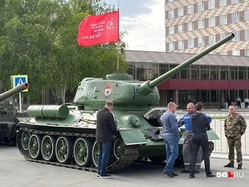 Глава колонны&nbsp;— танк Т-34 | Источник: Николай Сальников / 56.RU