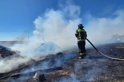 МЧС ликвидировало возгорание сухой травы в Элисте
