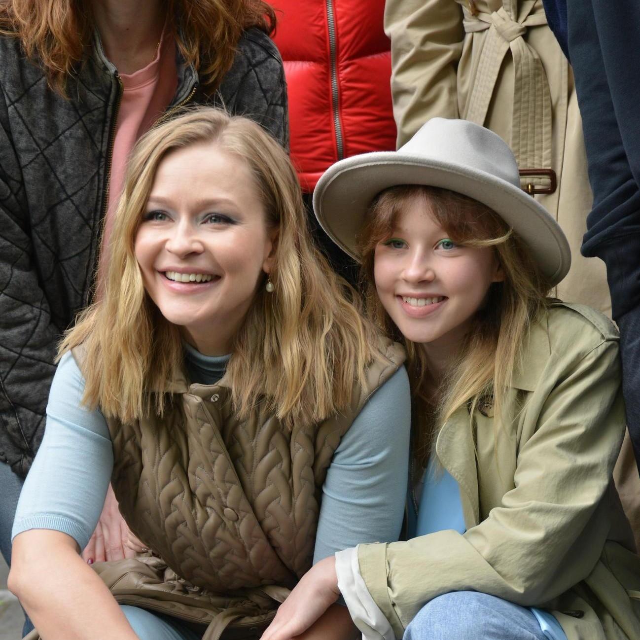 «Роскошна!»: Аня Пересильд бахнула каре, как у мамы, и получила комплимент от Вани Дмитриенко