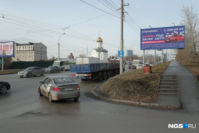 С улицы Тульской здесь можно повернуть направо в крайнюю правую полосу, потому что разметка к октябрю стерлась | Источник: Андрей Бортко / NGS.RU