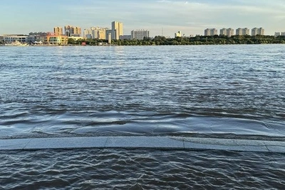 Нижний ярус набережной в Благовещенске затоплен Амуром
