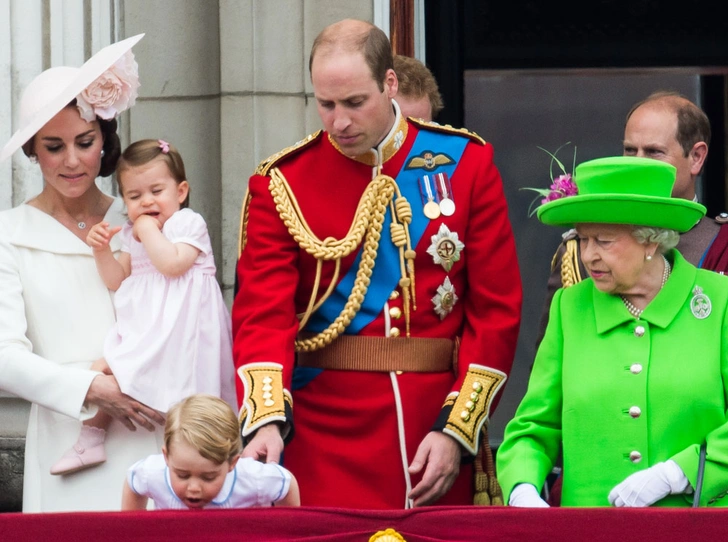 От Дианы до Кейт Миддлтон: самые яркие «балконные» кадры Trooping The Colour