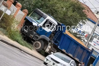 В Волгограде самосвал снес забор у храма