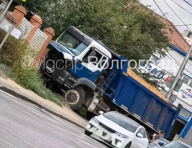 Водитель грузовика и владелец пострадавшего забора на месте договорились о возмещении ущерба | Источник: Vlgchp / T.me