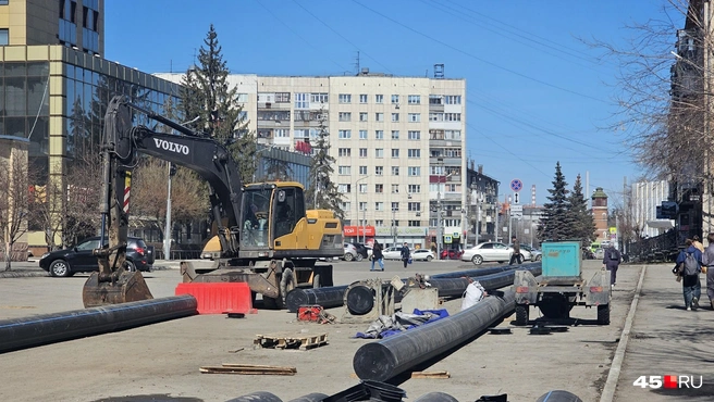 Техника стоит, а рабочих не видно | Источник: Дарья Никитченко / 45.RU