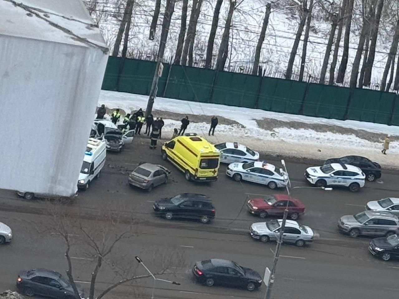 В жесткой аварии в центре Челябинска пострадали четверо, один человек скончался. Видео момента